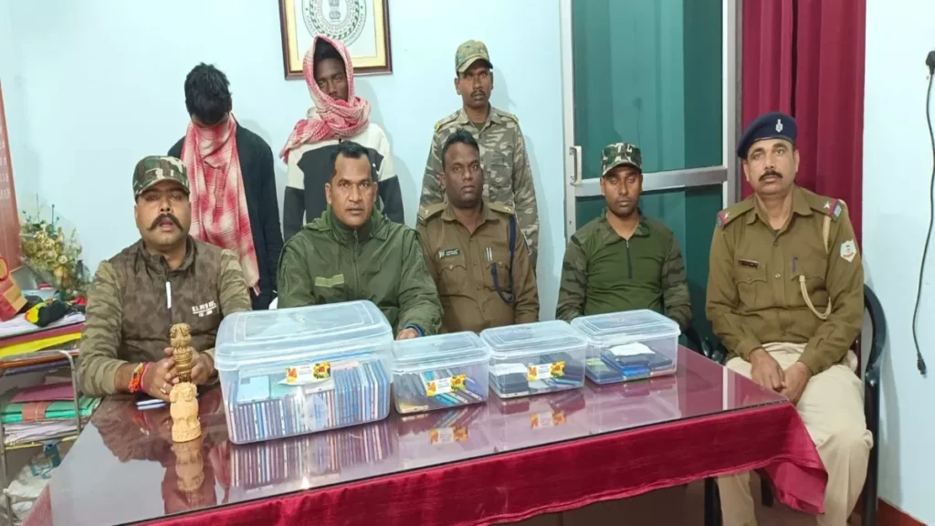 प्रेमिका के खर्चे पूरे करने के लिए नाबालिग बना चोर, चुराए 105 स्मार्ट फोन; गिरफ्तार