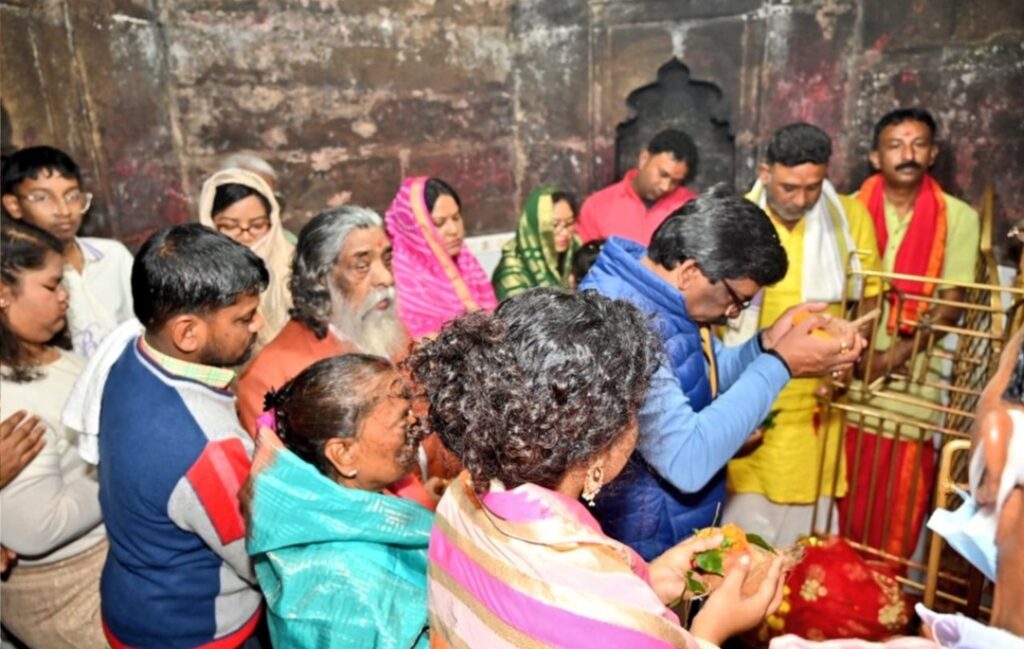 मुख्यमंत्री हेमंत सोरेन सपरिवार पूजा करने पहुंचे मां छिन्नमस्तिका मंदिर