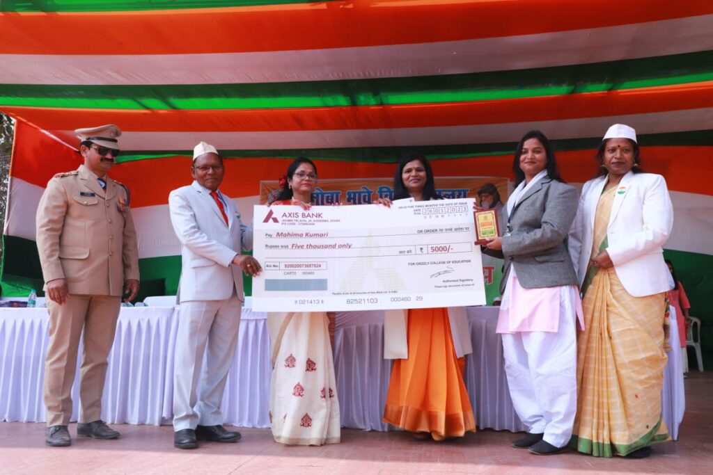 विनोबा भावे यूनिवर्सिटी में कुलपति ने शान से फहराया तिरंगा