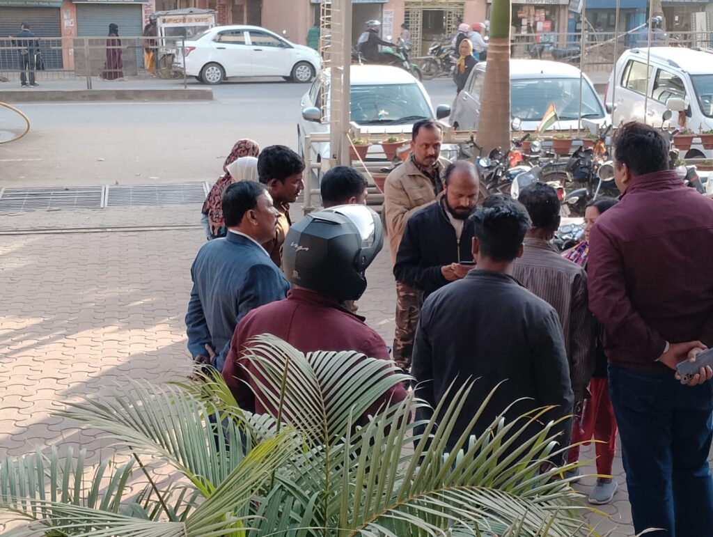 रांची : बैंक में विवाद के बाद मैनेजर को चाकू से गोदा, अस्पताल में भर्ती