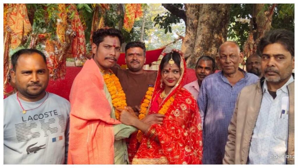 धनबाद : 4 दिन प्रेमी के घर के बाहर धरने पर बैठी युवती को मिल गई जीत, कानून के भय से झुका प्रेमी