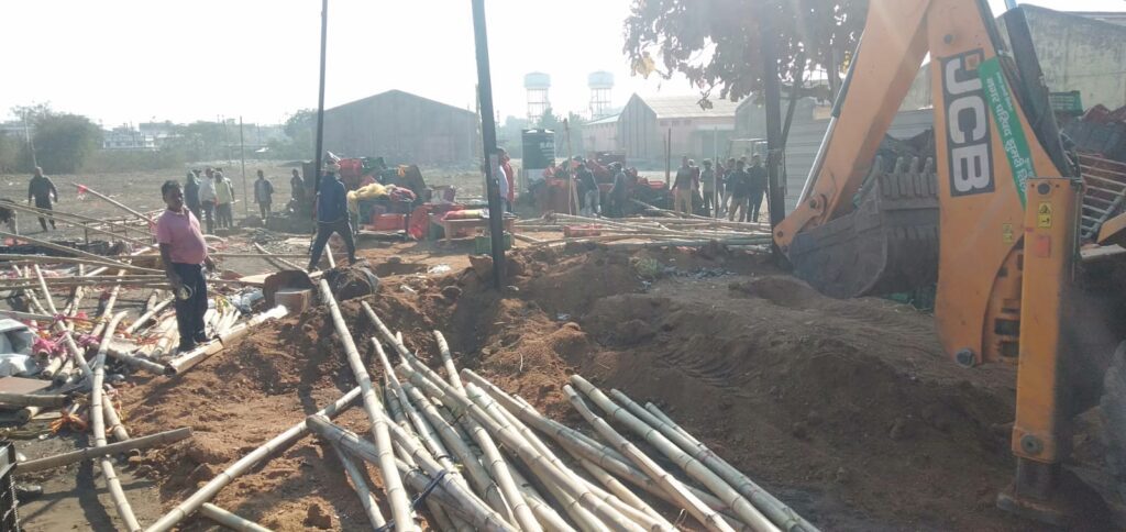 कोडरमा: बाजार समिति में अवैध अतिक्रमण पर चला बुलडोजर