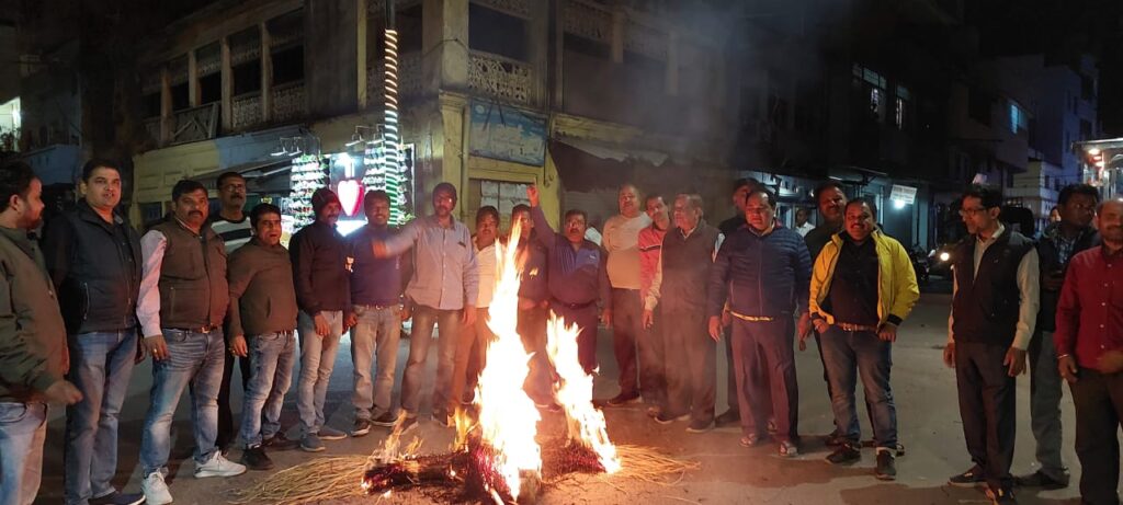 कृषि शुल्क के विरोध में व्यवसायिक संघ ने पुतला फूंका, 15 को अनिश्चितकालीन बंद