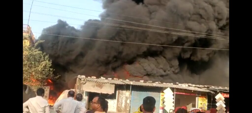 रांची: नामकुम में टायर गोदाम में लगी भीषण आग, कड़ी मशक्कत के बाद पाया गया काबू