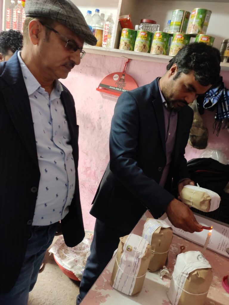 Uttar Pradesh : खाद्य विभाग के अधिकारियों ने मिठाई दुकान में की छापेमारी, तीन नमूने लिए