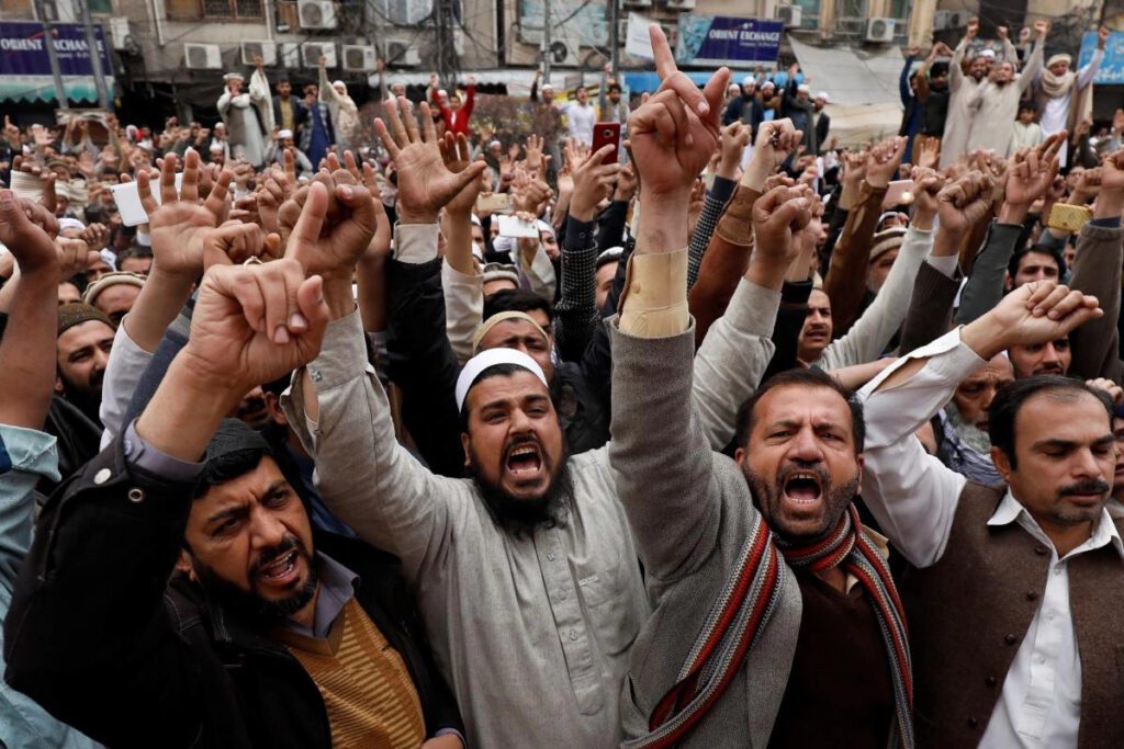 पाकिस्तान में हालात बत से बत्तर : आटे के बाद खाने के लिए भी मोहताज हुए लोग, चिकन मिल रहा 780 रुपये किलो