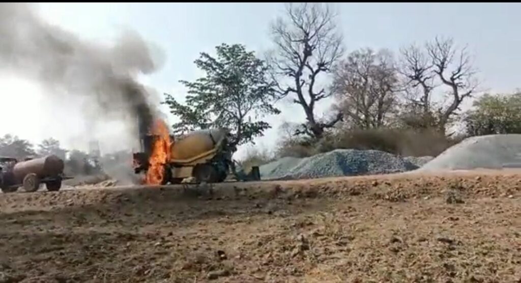 Latehar : नक्सालियों ने सड़क निर्माण में लगे वाहनों में लगाई आग