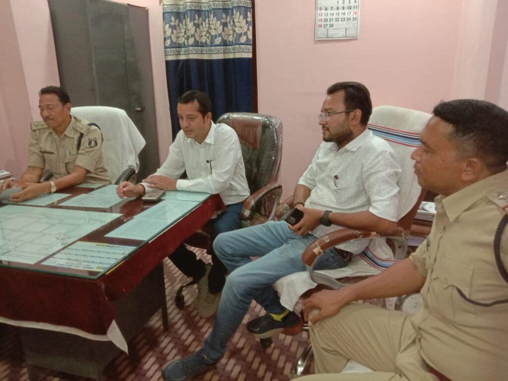 Balrampur: रामनवमी को लेकर प्रशासनिक अमला सतर्क, हुई शांति समिति की बैठक