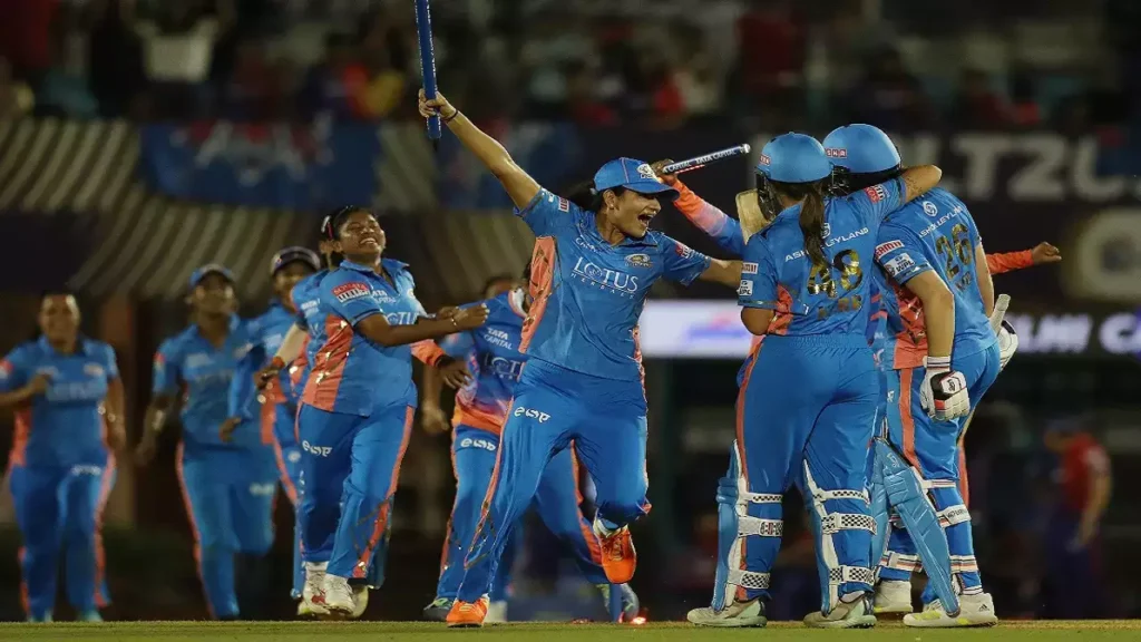 मुंबई इंडियंस महिला टीम ने रचा इतिहास, WPL 2023 में दिल्ली कैपिटल्स को हराकर जीता पहला खिताब