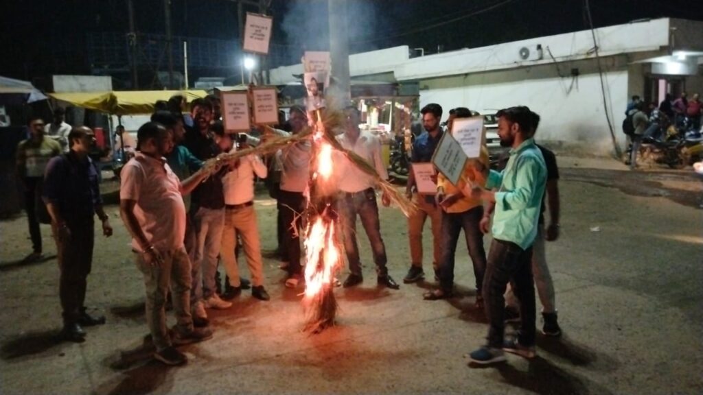 Jamshedpur: मनीष कश्यप की गिरफ्तारी के विरोध में किया पुतला दहन