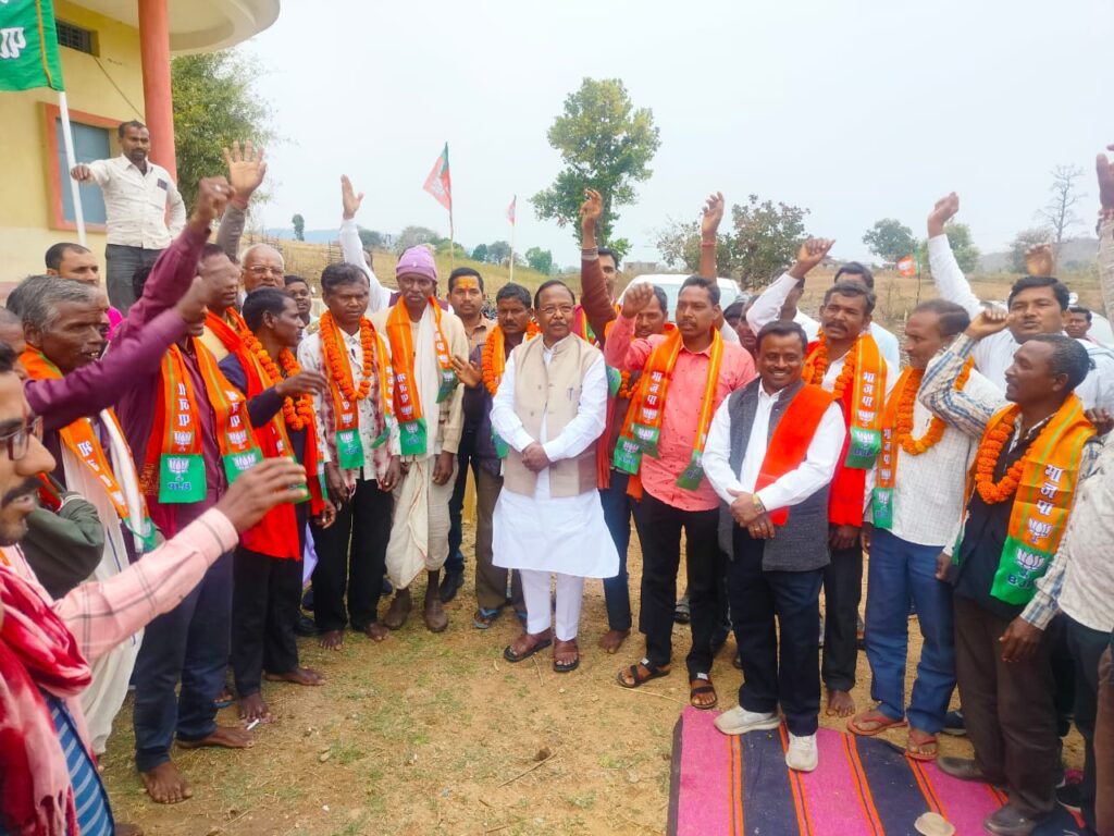 Ramanujganj: धीरज सिंह के नेतृत्व में दो दर्जन से ज्यादा लोगों ने किया भाजपा में प्रवेश