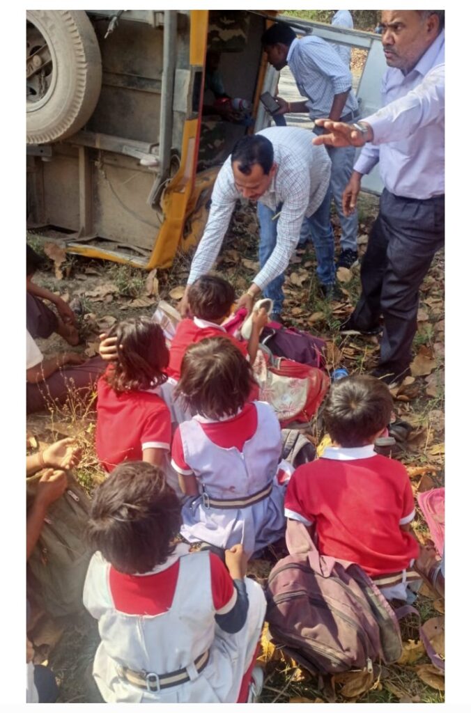 Balrampur: स्कूली बस को ट्रक ने पीछे से मारी टक्कर, 35 से 40 बच्चे घायल; दो की हालत गंभीर