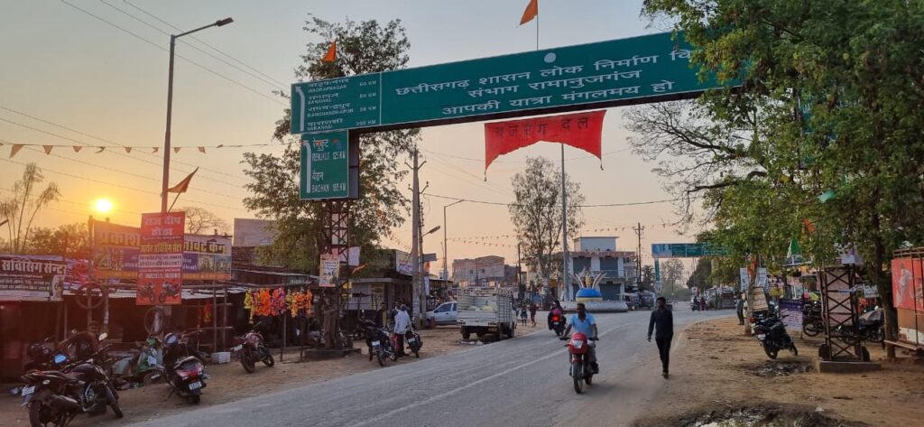 Ramanujganj : भगवामय हुआ नगर, रामनवमी की तैयारियों में जुटा बजरंग दल; लगे भगवा ध्वज