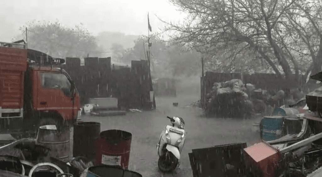New Delhi : गुरुग्राम के कई हिस्सों में आज भी तेज बारिश के साथ ओलावृष्टि