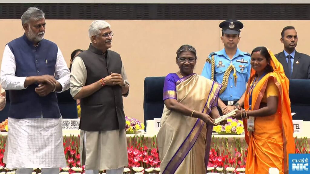 Koderma : राष्ट्रपति के हाथों पार्वती देवी और जल शक्ति मंत्री ने पूजा देवी को किया सम्मानित