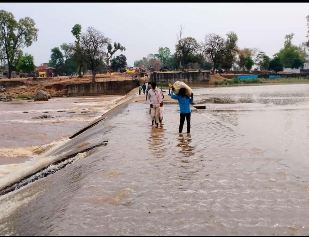 Ramanujganj : तीन दिनों की बारिश से बढ़ा कन्हर नदी का जलस्तर, जान की परवाह किए बगैर एनीकट से आवागमन