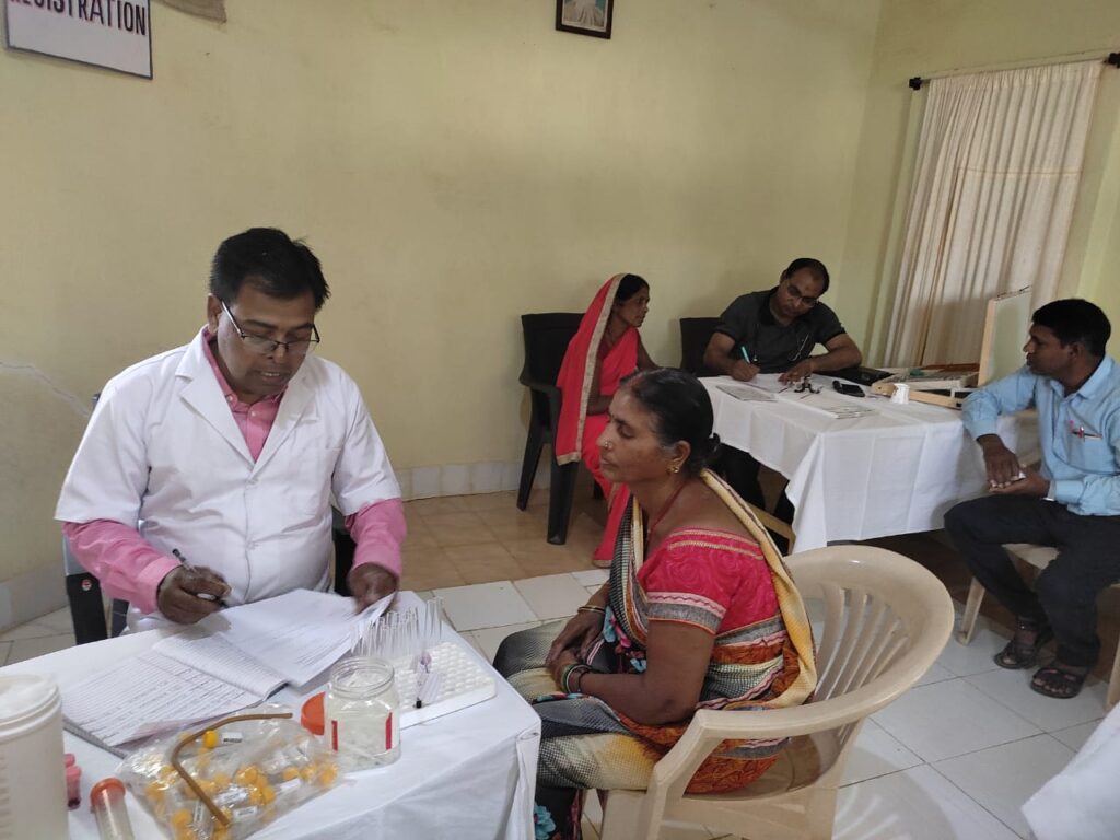 Koderma : कुशल चिकित्सकों के द्वारा लगी जांच शिविर, स्थानीय लोगों की हुई निःशुल्क जांच