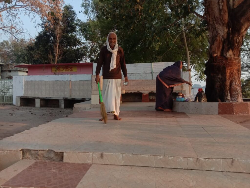 Ramanujganj : शनि देव की सेवा में जुटे शिक्षा की लौ जलाने वाले शिक्षक