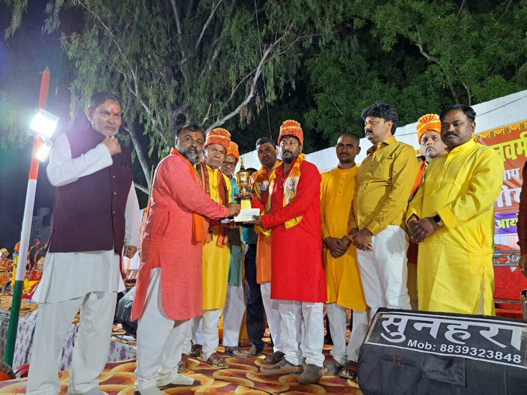 Balrampur: झांकी प्रदर्शनी में माली मालाकार कल्याण समिति को मिला तृतीय पुरस्कार