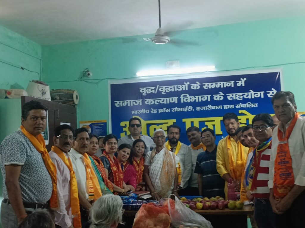 भगवान महावीर की जन्म कल्याणक जयंती पर जैन समाज ने किया फल का वितरण