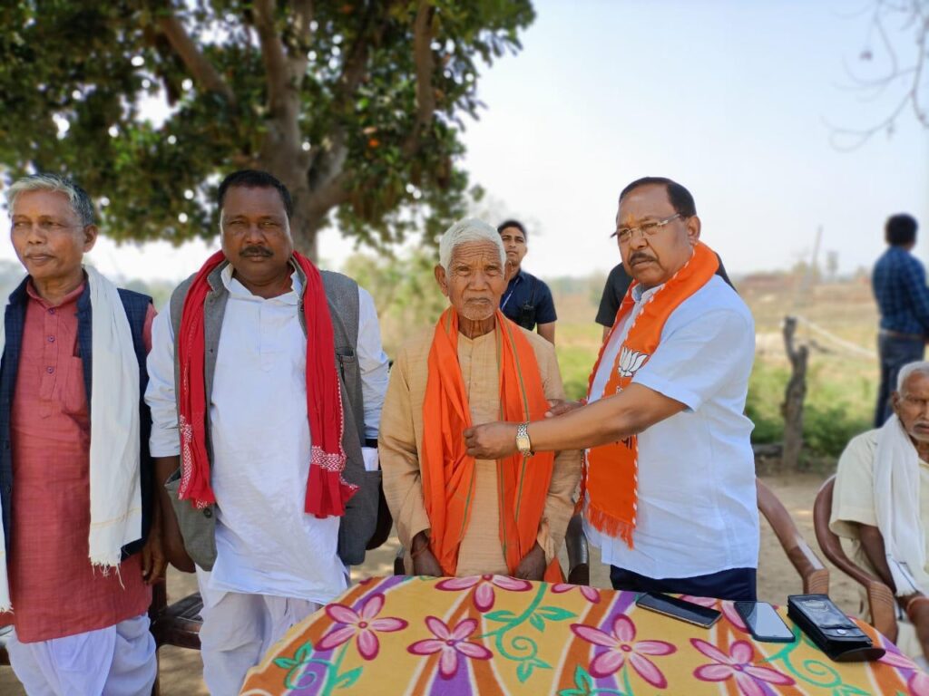 Balrampur: कांग्रेस को बड़ा झटका, बहोरन सिंह और देवा सिंह ने थामा भाजपा का दामन