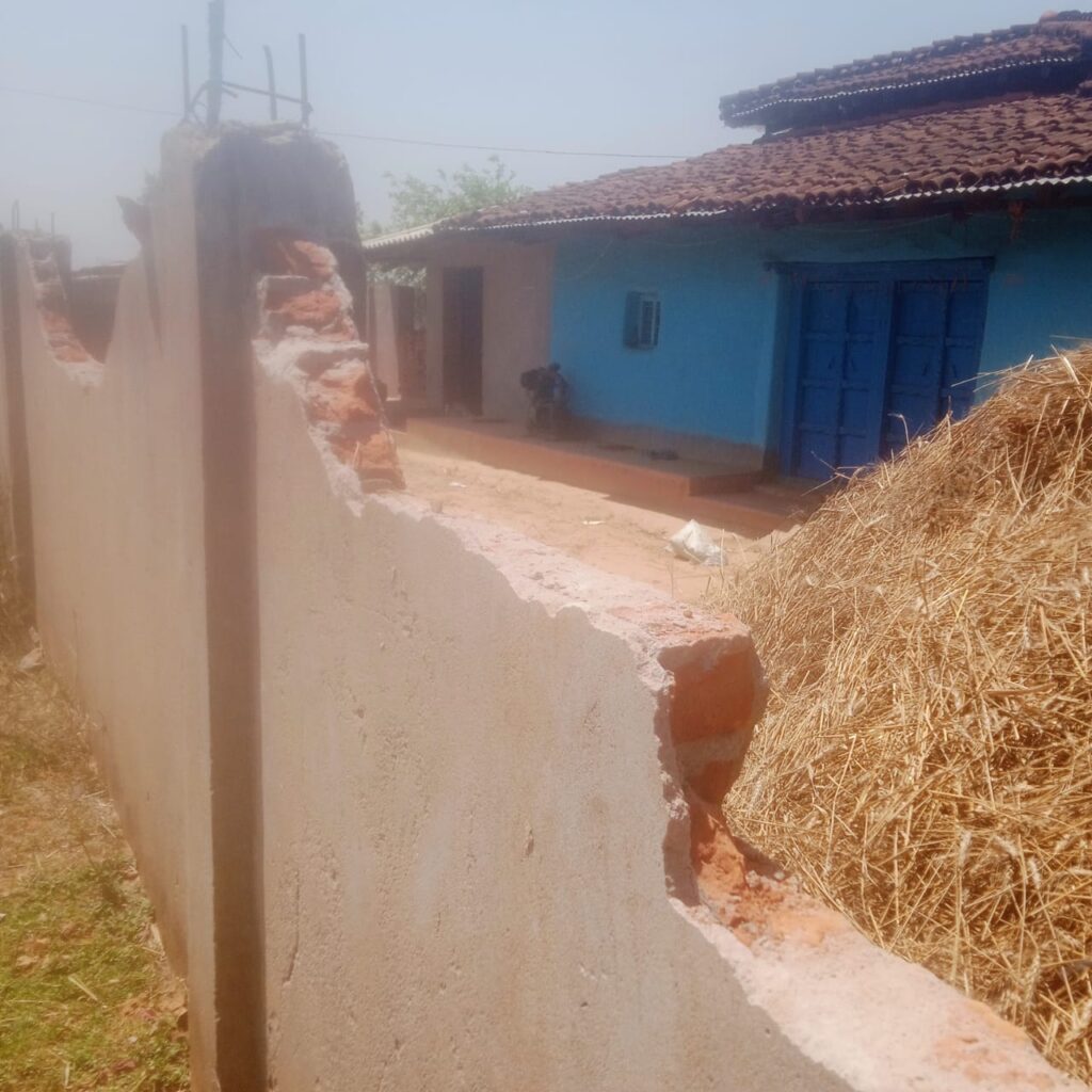 Balrampur: हाथियों का आतंक जारी, घरों को बनाया निशाना