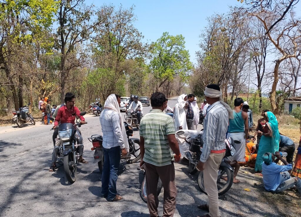 Ramanujganj: सड़क के गड्ढे बन रहे हादसे की वजह, एक्सिडेंट में 3 लोग घायल, रामानुजगंज CHC में कराया गया भर्ती