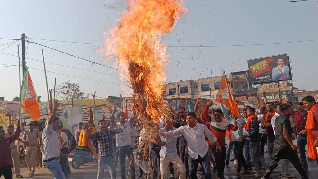 Bemetara Violence: भाजयुमो ने सीएम और गृह मंत्री का फूंका पुतला, आरोपी को फांसी देने की मांग