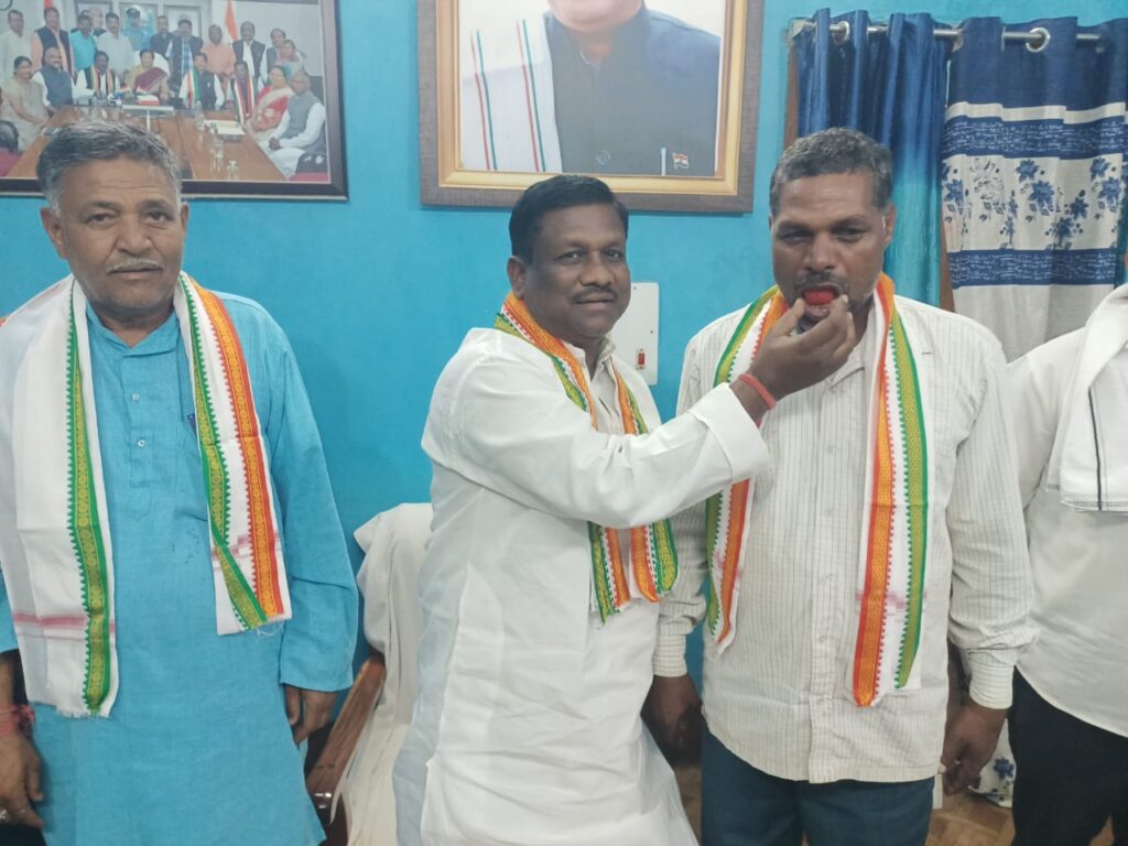 रामचंद्रपुर के पूर्व सरपंच ने विधायक बृहस्पति सिंह के समक्ष कांग्रेस की सदस्यता ग्रहण की, कहा- विधायक की कार्यशैली से प्रभावित हूं