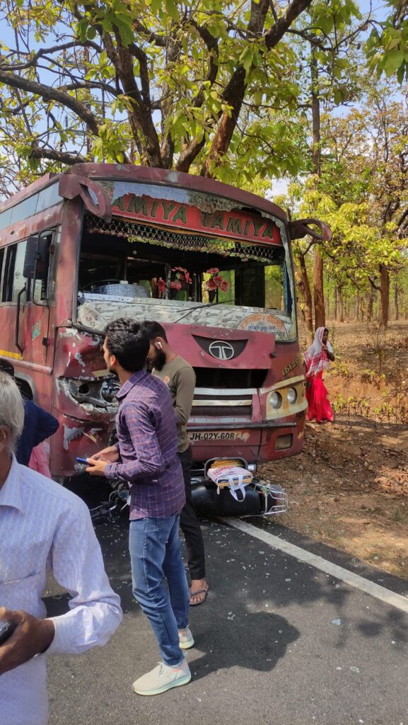 बस और बाइक में भिड़ंत, दो भाइयों की मौत