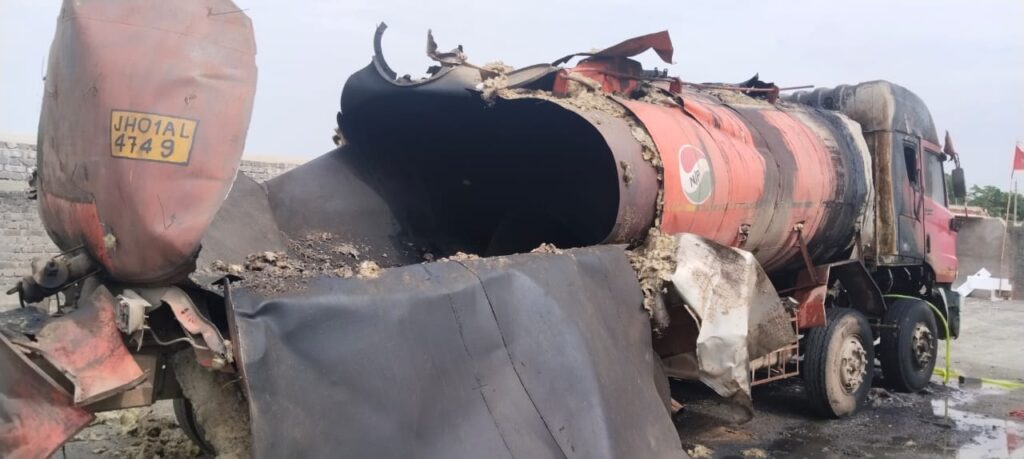 टैंकर फटने से एक युवक की मौत, 2 घायल