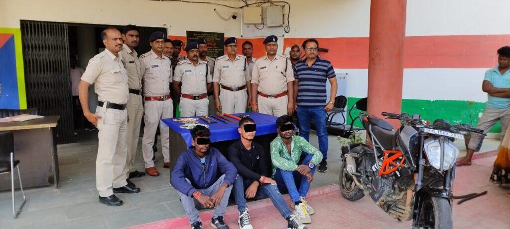 Balrampur: डीपाडीह में दुकान का छप्पर तोड़कर चोरी करने वाले आरोपियों को पुलिस ने किया गिरफ्तार