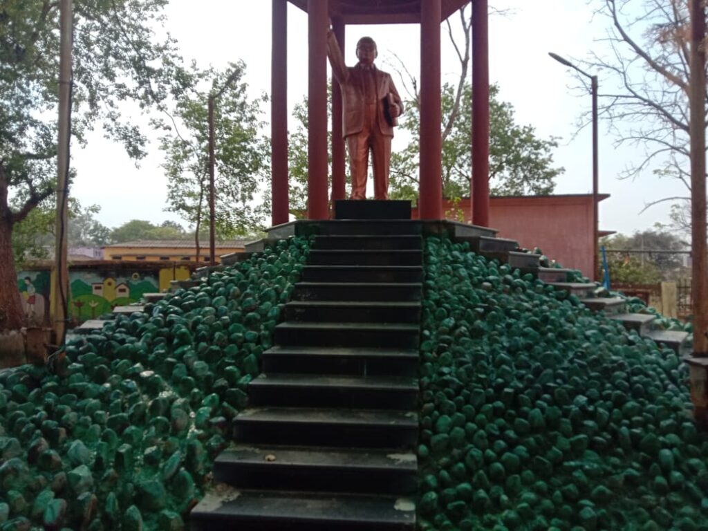 Balrampur: अधिकारियों की नेक पहल, महज 2 घंटों में सुधारी गई बाबा साहब की खंडित प्रतिमा