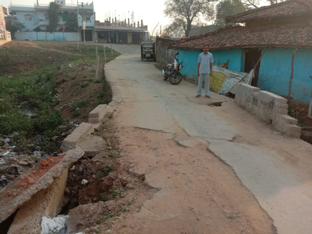 Balrampur: बजट के अभाव में रुका है पुल की मरम्मत का काम, हादसे को दे रहा निमंत्रण