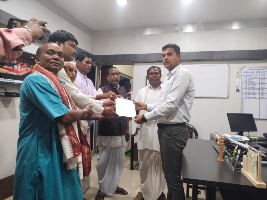 बगीचा में संत गहिरा गुरु के पुत्र से हुए मारपीट के मामले में पुलिस अधीक्षक के नाम सौंपा ज्ञापन, एसडीओपी को निलंबित करने की मांग की