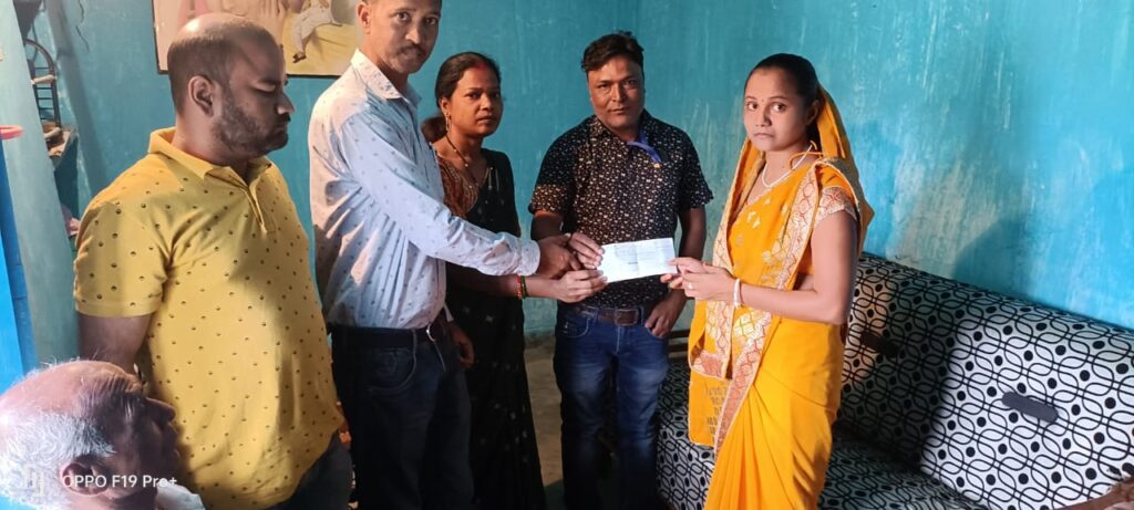 Balrampur: एड्स काउंसलर की मृत्यु के बाद परिवार को संघ से मिली आर्थिक मदद, शासन से अनुकंपा नियुक्ति की मांग