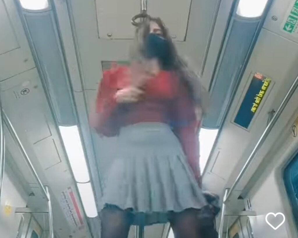 Delhi Metro Viral: बिकिनी गर्ल और मास्टरबेशन के बाद छोटी स्कर्ट में लड़की का डांस, लोग बोले- दीदी डर नहीं लगता