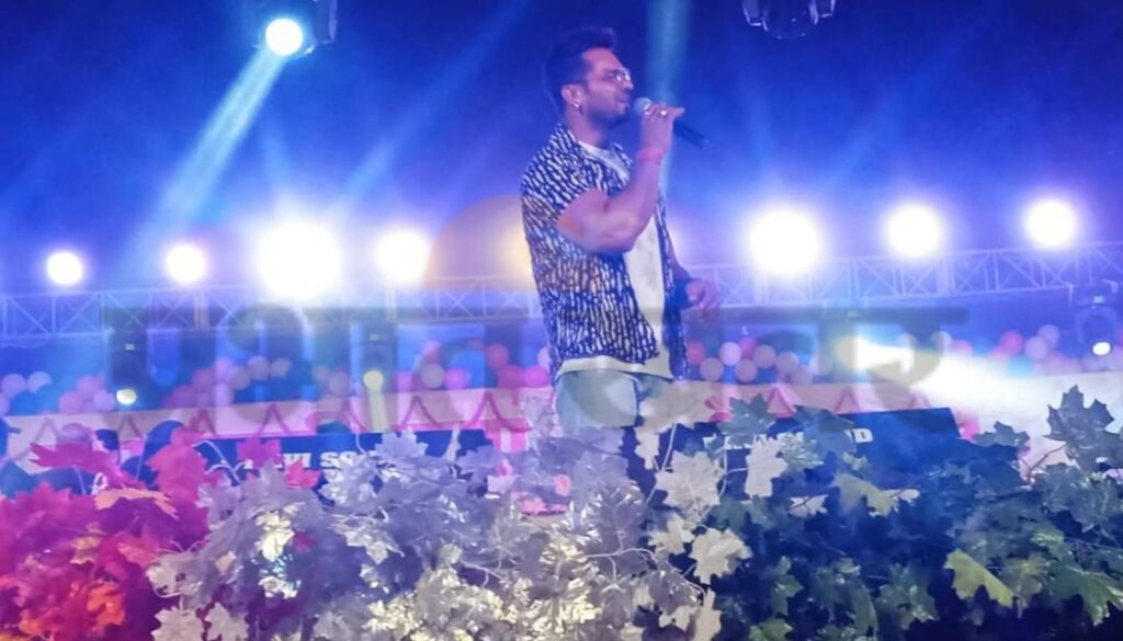 Jharkhand: खेसारी लाल यादव के कार्यक्रम में पत्थरबाजी, जानिए पूरा मामला