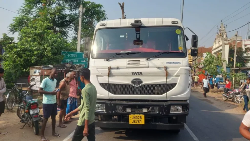 Bihar: सड़क हादसे में दो छात्रों की मौत के बाद हुआ बवाल, बेकाबू भीड़ ने पुलिस पर किया पथराव