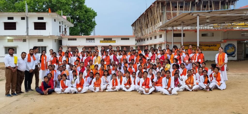 Ramanujganj: दुर्गा वाहिनी ने किया पथ संचलन, लोगों ने बरसाए फुल