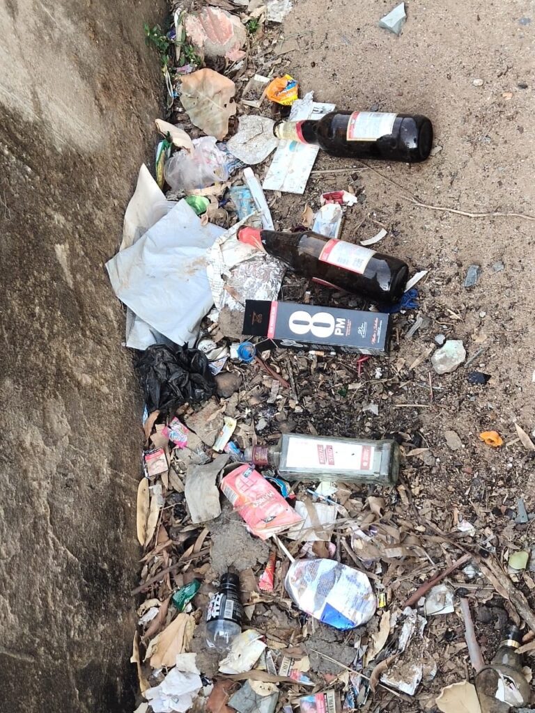 Ramanujganj: हाई स्कूल ग्राउंड बना नशेड़ियों का अड्डा