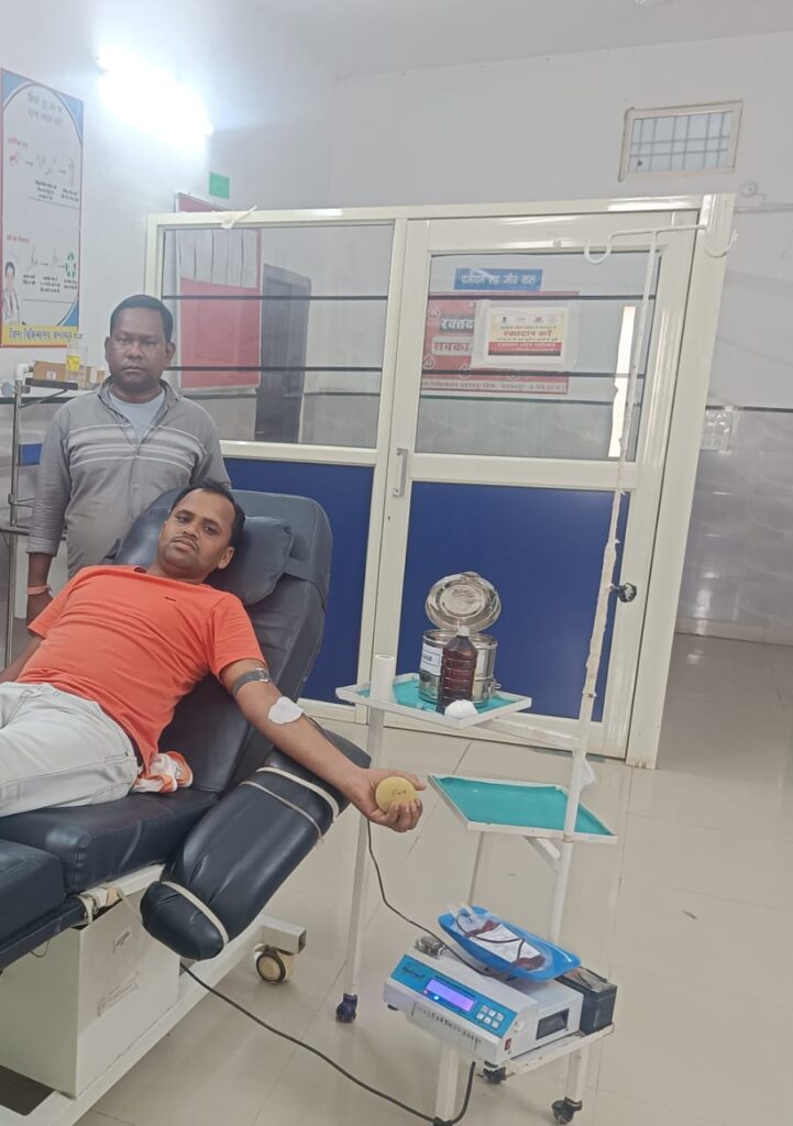 भाजयूमो के मण्डल अध्यक्ष अशर्फी यादव ने किया रक्तदान