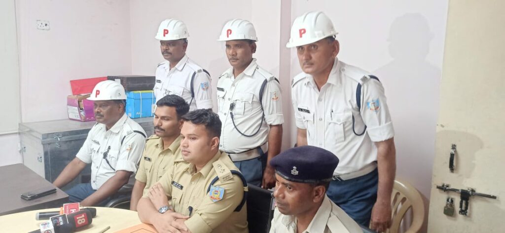 Jharkhand: ट्रैफिक पुलिस के पांच जवानों को किया गया सम्मानित, पेश की ईमानदारी की मिशाल
