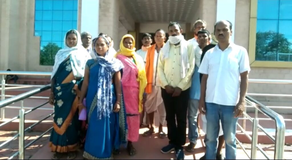 वन भूमि अतिक्रमण के विरोध में ग्रामीणों ने सौंपा कलेक्टर को ज्ञापन