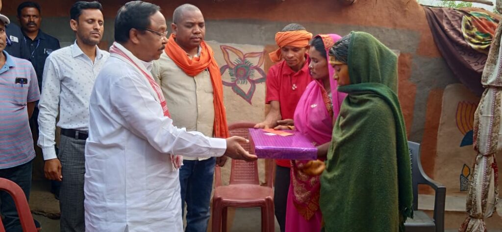 Balrampur: सनावल के सुदुरवानांचल क्षेत्र सेमरवा शादी समारोह में हुए शामिल नेताम