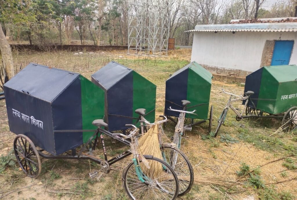 Ramanujganj: कचरा उठाने वाला रिक्शा उपेक्षा का शिकार, कबाड़ में हो रहा तब्दील