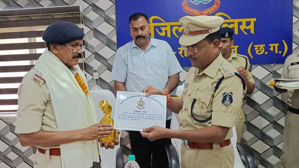 नव पदस्थ पुलिस अधीक्षक डॉ लाल उमेद सिंह के द्वारा विदाई समारोह का हुआ आयोजन, सेवानिवृत्त हुए अधिकारियों को दी गई विदाई