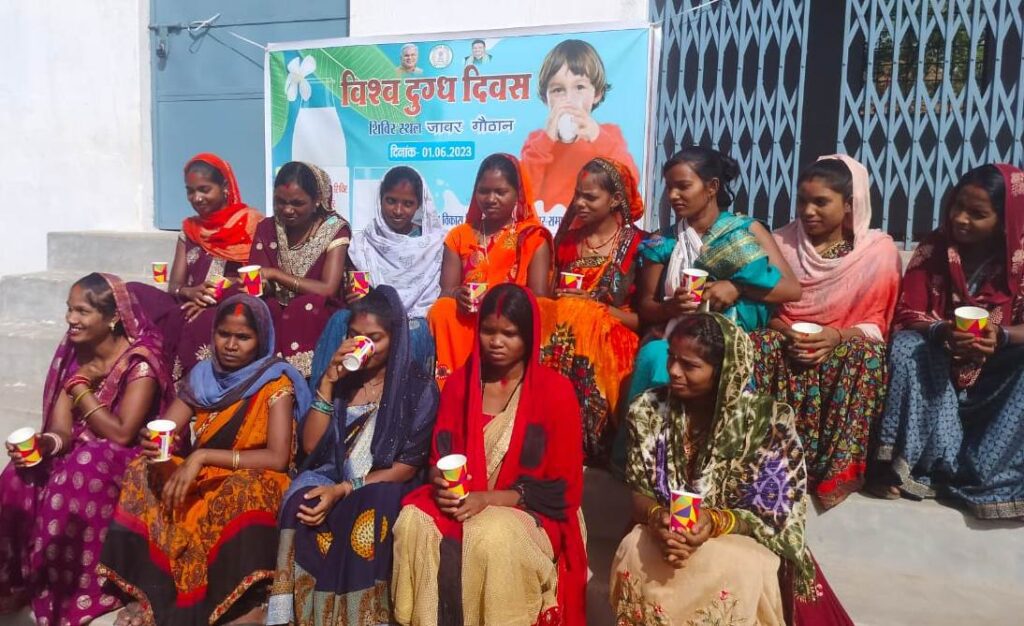 भारतीय परंपरा में दुग्ध है सम्पूर्ण आहार, गौठानों में दुग्ध पान कराकर मनाया गया विश्व दुग्ध दिवस