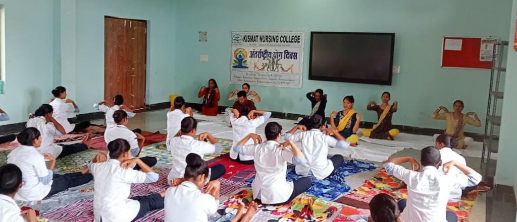 Balrampur: विश्व योग दिवस पर किस्मत नर्सिंग कॉलेज के विद्यार्थियों ने किया योगाभ्यास