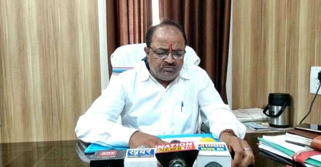 Balrampur: पचावल के ग्रामीणों ने मशीन से डबरी खुदाई को लेकर बलरामपुर कलेक्टर से की शिकायत